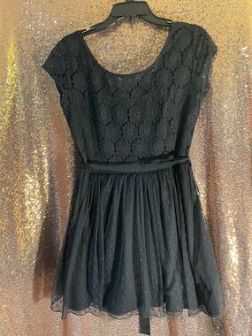 Sequin Hearts Prom Black Lace Cap-Sleeve Midi Dress with Gathered Skirt